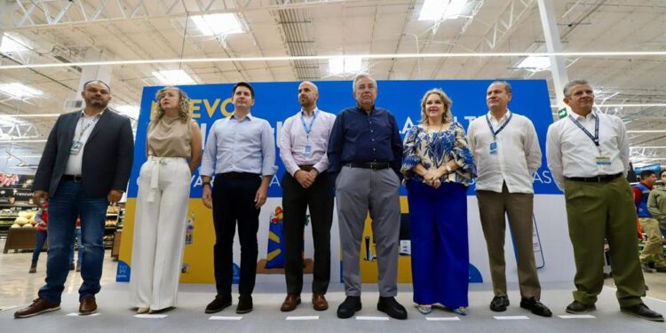 Rocha inaugura Walmart Lola Beltrán en el sector La Conquista