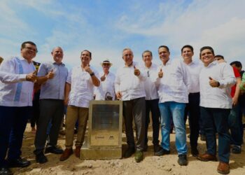 Rocha coloca la primera piedra de Tetakawi en Mazatlán