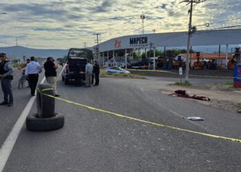 Localizan a un hombre asesinado y encobijado frente a El Ranchito