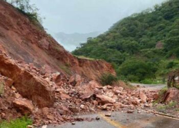 Advierten autoridades sobre derrumbes en carreteras de Badiraguato