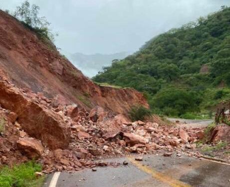 Advierten autoridades sobre derrumbes en carreteras de Badiraguato