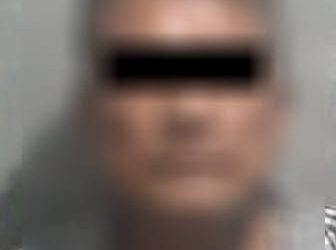 Pasarse una luz roja lo llevó a prisión porque contaba con una orden de aprehensión