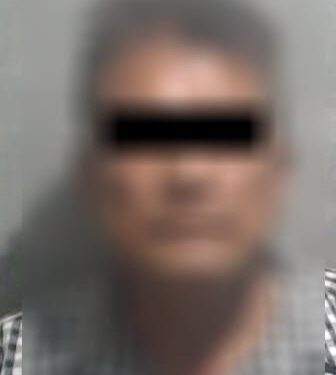 Pasarse una luz roja lo llevó a prisión porque contaba con una orden de aprehensión