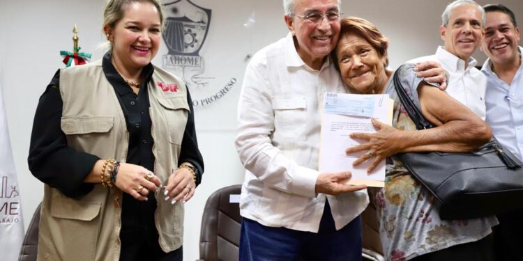Inicia Rocha con la entrega inmediata de cheques a damnificados por “Norma”