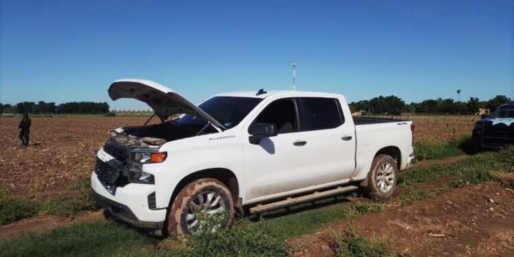 Enfrentamiento entre autoridades de policía y delincuentes deja sólo el aseguramiento de una camioneta robada