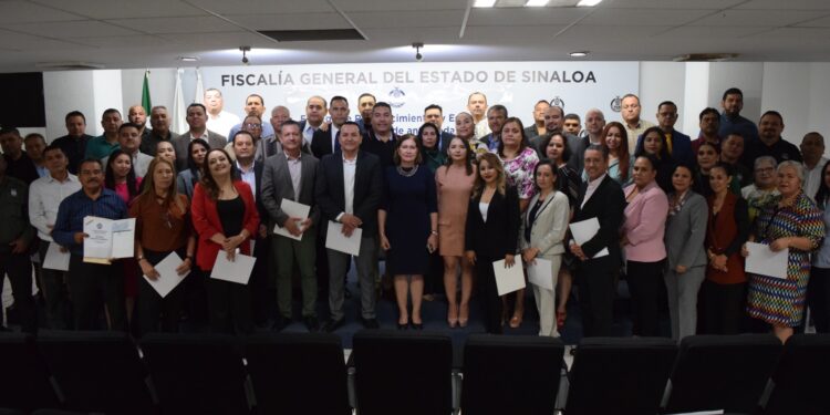 Entrega FGE Sinaloa Reconocimientos y Estímulos por 25 años de Antigüedad