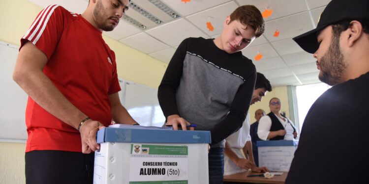Con total transparencia y democracia se llevan a cabo las elecciones para Consejeros Universitarios y Técnicos Maestros y Alumnos en 97 unidades