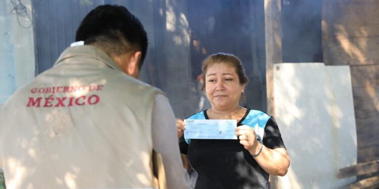 “Muchas gracias por acordarse de uno”: damnificados de El Diez al recibir apoyos de Gobierno del Estado