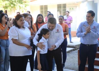 Alcalde de Badiraguato recoge palabra empeñada, entrega apoyos a primaria