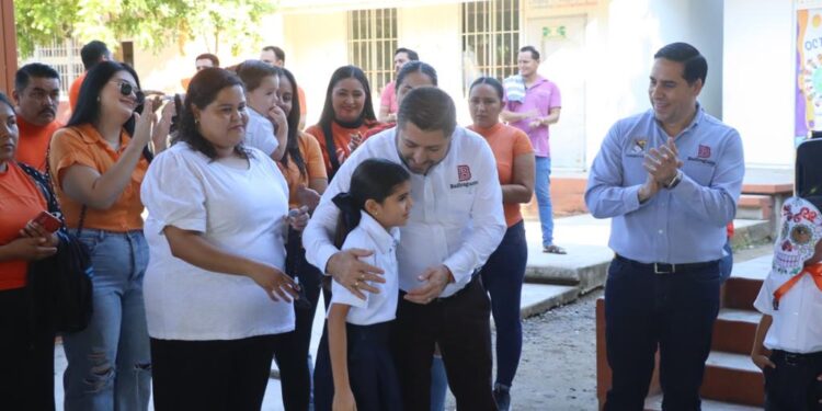 Alcalde de Badiraguato recoge palabra empeñada, entrega apoyos a primaria