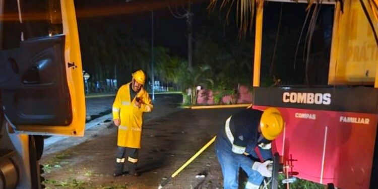 CFE restablece el suministro eléctrico en el 57% de los usuarios afectados tras el pasó del huracán Lidia por los estados de Colima, Jalisco, Michoacán y Nayarit