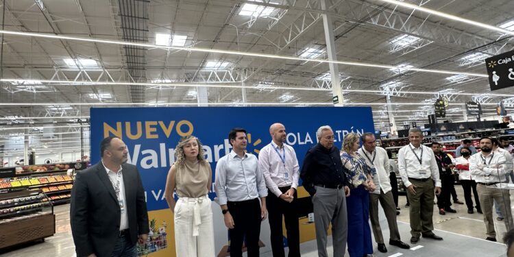 ¡Ya está abierto el nuevo Waltmart del Lola Beltrán! Ciudadanos madrugan a realizar sus compras