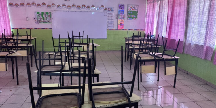 “El agua se metió a los salones y hasta se cayó parte del techo”: Directora de plantel afectado por “Norma”