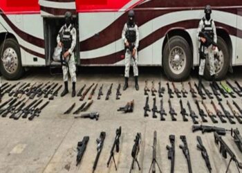 Guardia Nacional y Ejército Mexicano, detienen a 3 personas, asegurándoles armamento, posible droga, vehículos e inmuebles en Jalisco