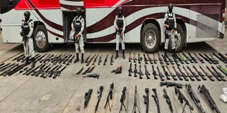 Guardia Nacional y Ejército Mexicano, detienen a 3 personas, asegurándoles armamento, posible droga, vehículos e inmuebles en Jalisco