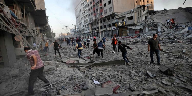 El ejército israelí asegura que Siria ha lanzado cohetes sobre su territorio y responde con bombas de mortero y artillería