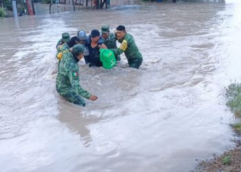 ¡Comunidades bajo el agua! PC y Ejército rescatan a familias en Navolato