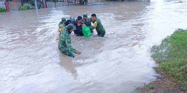 ¡Comunidades bajo el agua! PC y Ejército rescatan a familias en Navolato