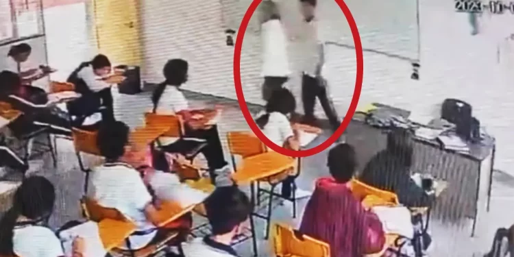 Alumno de secundaria apuñala a maestra en plena clase en Coahuila