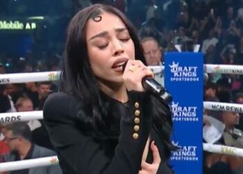 Danna Paola deslumbró con su interpretación del Himno Nacional en pelea de Canelo vs Charlo