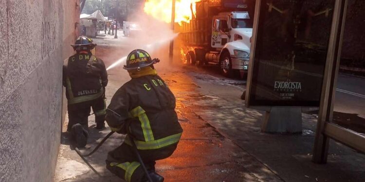 Explotan tanques de gas en Periférico y Tlalpan en CDMX