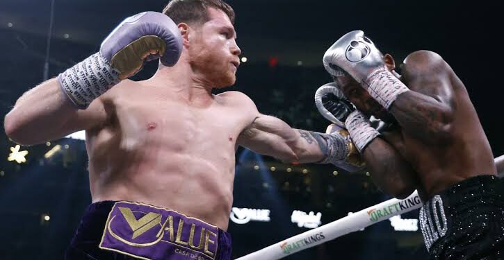 “Canelo” derrotó a Jermell Charlo en 12 rounds en Las Vegas