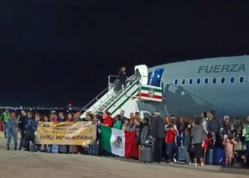 Aterriza en el AIFA el primer vuelo con 135 mexicanos repatriados de Israel