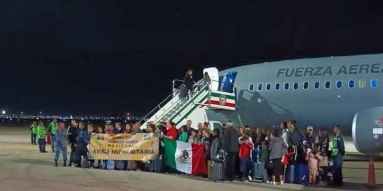 Aterriza en el AIFA el primer vuelo con 135 mexicanos repatriados de Israel