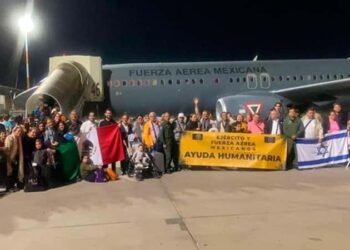 135 mexicanos regresan de Israel en el primer vuelo humanitario de México