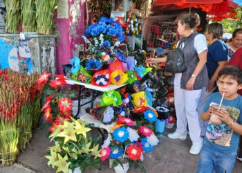 Vendedores “golondrinos” acaparan las mayores ventas de flores en el Centro de Culiacán