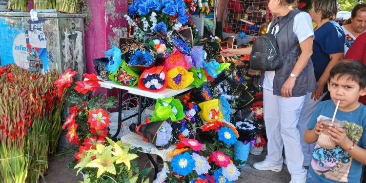 Vendedores “golondrinos” acaparan las mayores ventas de flores en el Centro de Culiacán
