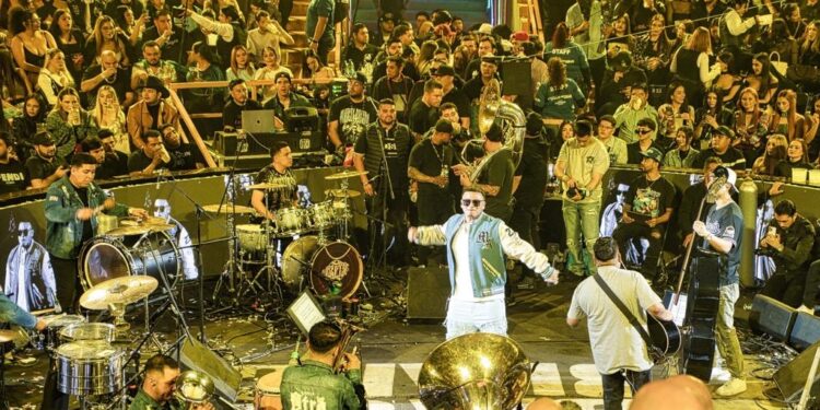 ¡Lleno total! Todo un éxito presentación de Fuerza Régida en  Palenque de Culiacán