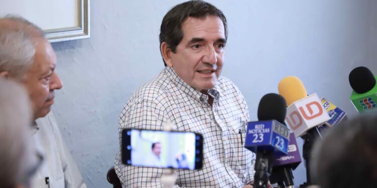 “Ni intervengo teléfonos, ni hackeo cuentas de nadie”: Cuén a Rocha