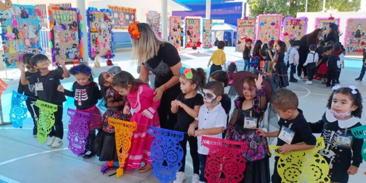 Con el Festival del Día de Muertos, buscan fomentar en los estudiantes más pequeños de la UAS las tradiciones y el respeto por la vida y la muerte