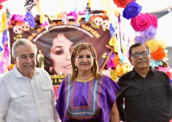 Rocha Moya realiza recorrido por la exposición de altares en Gobierno del Estado