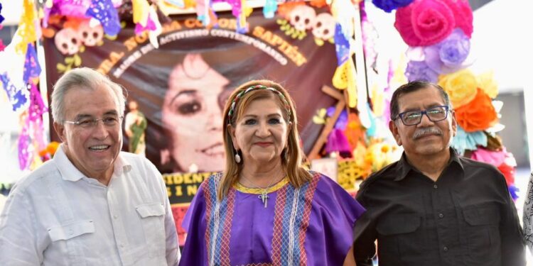 Rocha Moya realiza recorrido por la exposición de altares en Gobierno del Estado