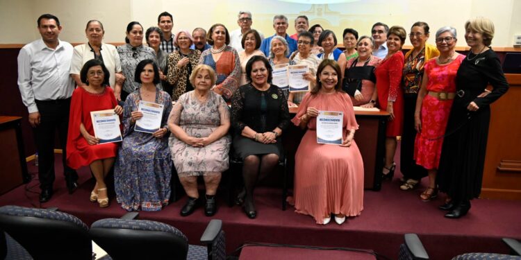 Realizan emotivo acto conmemorativo al 50 aniversario de la Generación 1968-1973 de la Licenciatura en Químico Farmacéutico Biólogo de la UAS