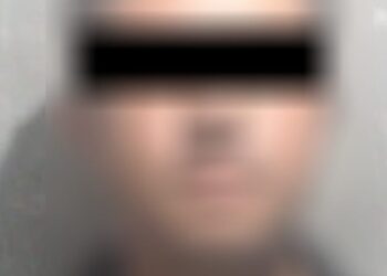 Por pasarse un semáforo descubren que tenía una orden de aprehensión