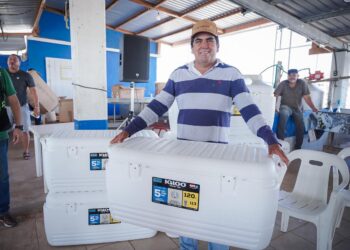 Gobierno de Rubén Rocha entrega hieleras a pescadores