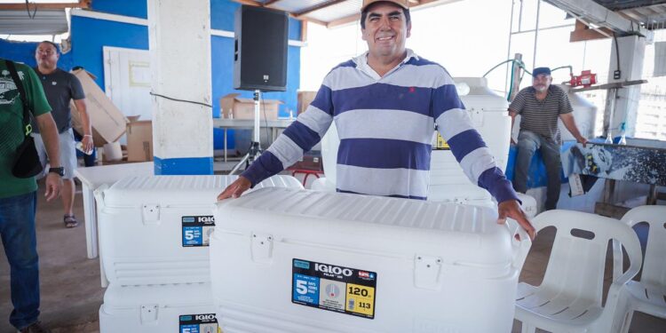 Gobierno de Rubén Rocha entrega hieleras a pescadores