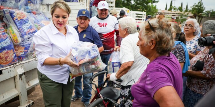 Continúa la entrega de apoyos Eneyda Rocha a población afectada por el huracán “Norma”