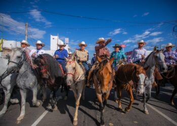 Junto a cientos de jinetes, Rocha Moya encabeza la tradicional Cabalgata 2023