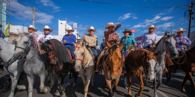 Junto a cientos de jinetes, Rocha Moya encabeza la tradicional Cabalgata 2023