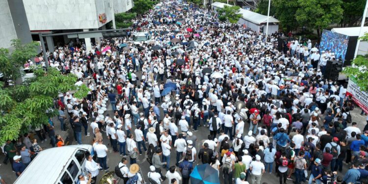 Más de 122 mil universitarios participan en la Mega Marcha por la Dignidad en todo Sinaloa defendiendo la autonomía y denunciando la persecución a la UAS