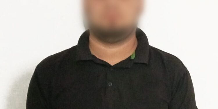 Policías Estatales aseguran a civil en vehículo robado en Culiacán