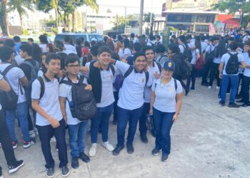 Unidades Académicas del sur de Culiacán salen con civilidad, pero con mucha firmeza para exigir respeto a la autonomía universitaria