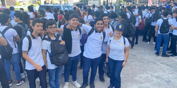 Unidades Académicas del sur de Culiacán salen con civilidad, pero con mucha firmeza para exigir respeto a la autonomía universitaria