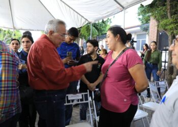 Me gusta servirles de tiempo completo: Rocha Moya a beneficiarios de obras de pavimentación