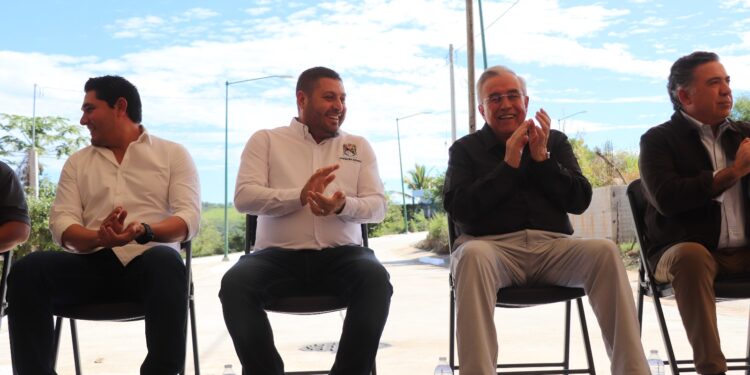 Rocha Moya y López Elenes entregan obras en alcaldía central de Badiraguato