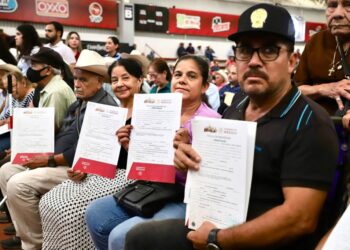Entrega Rocha dos mil títulos de propiedad para varias comunidades de Badiraguato